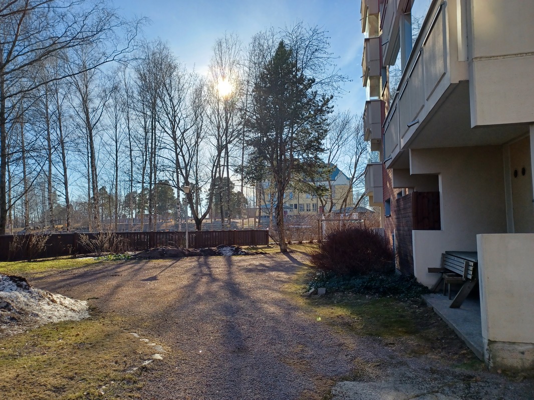 Rauhallinen aidattu sisäpiha