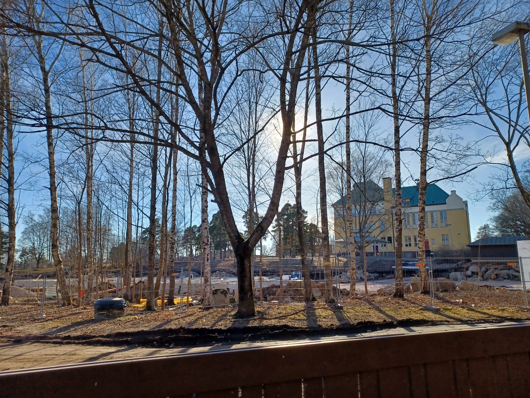 Hovinsaaren koulu ja rakenteilla oleva uusi päiväkoti