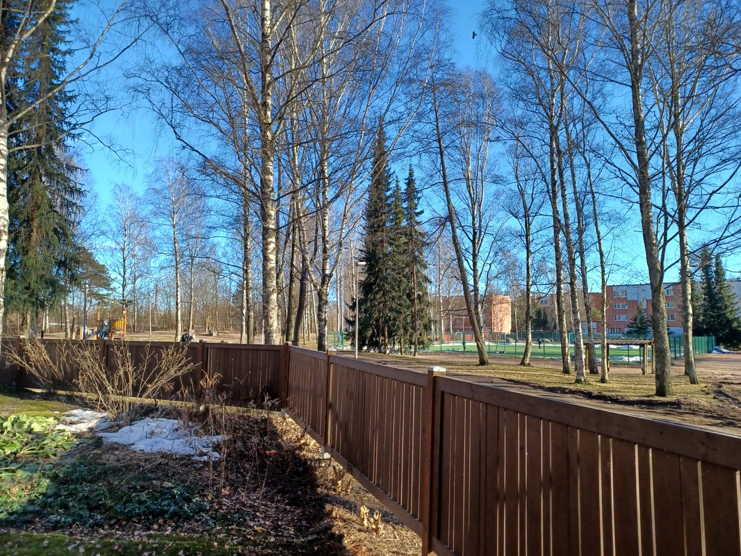 Takapihan puolella leikkikenttä/jalkapallokenttä