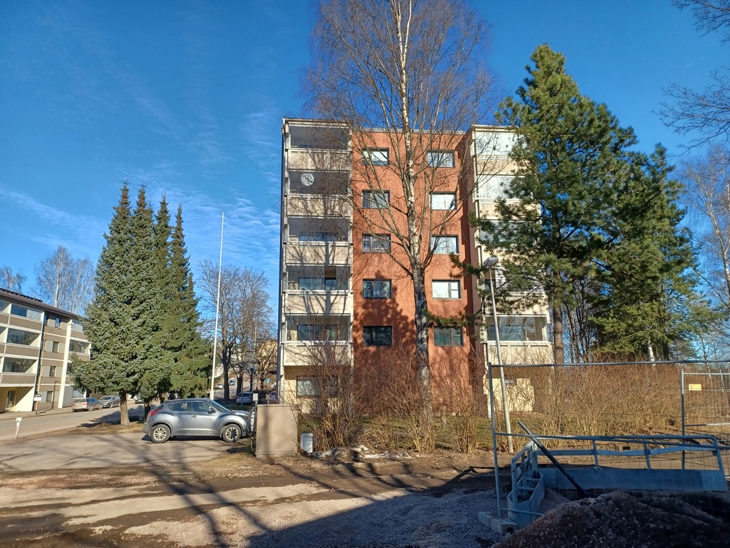 Iltapäivän aurinko parvekkeelle