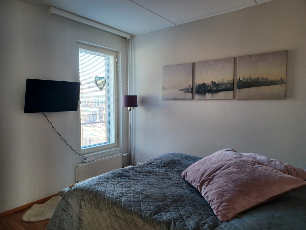 Makuuhuone 1, ikkuna kadun puoleen