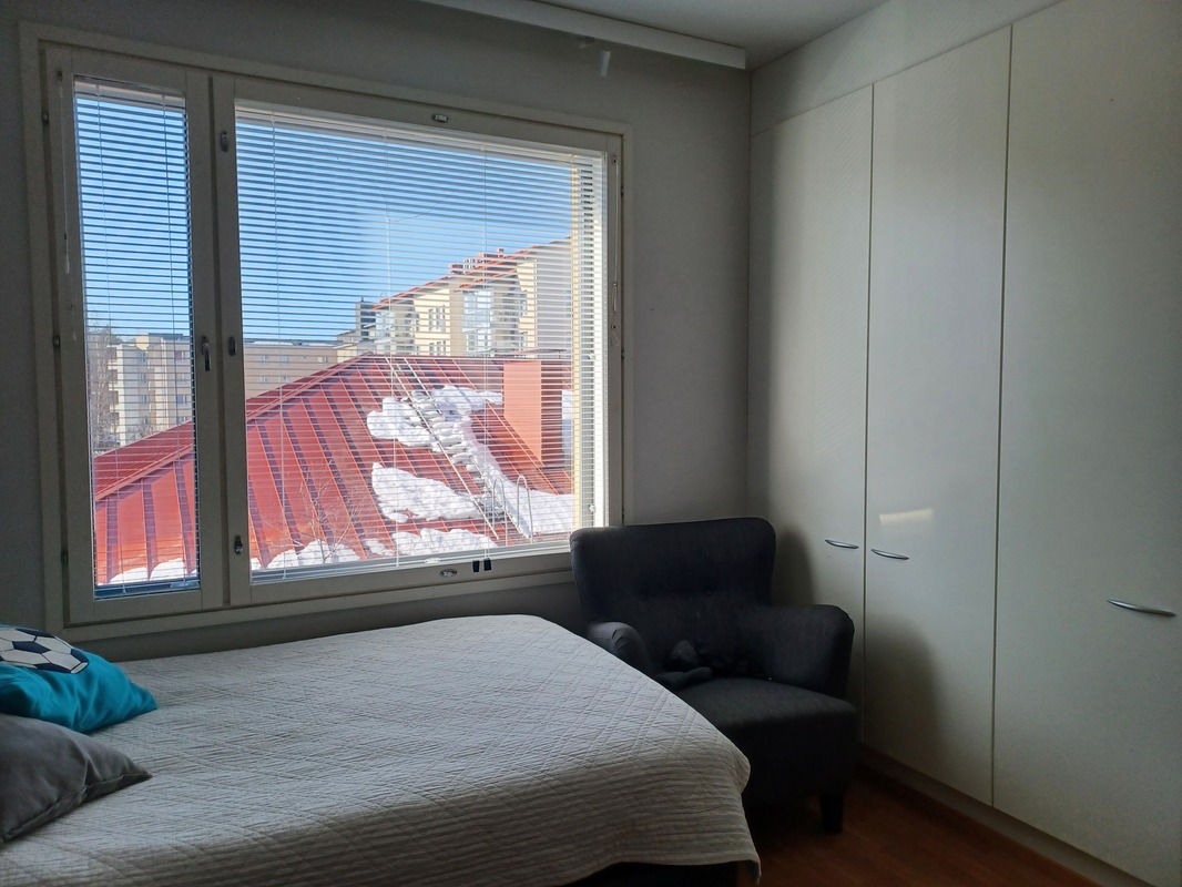 Makuuhuone 2 ikkuna sisäpihan puoleen