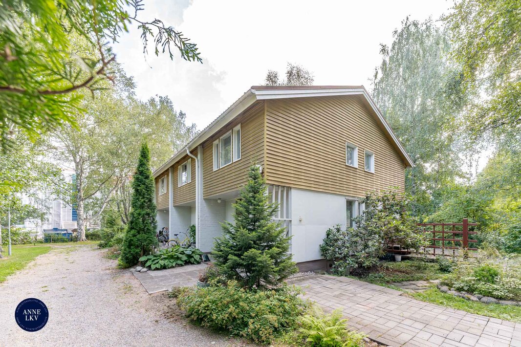 Autopaikka (sähköpistoke) asunnon vieressä