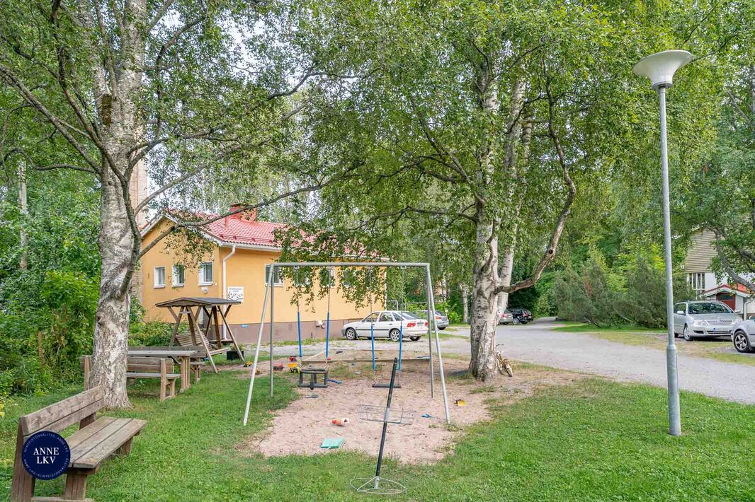 Talousrakennus ja lasten leikkipaikka
