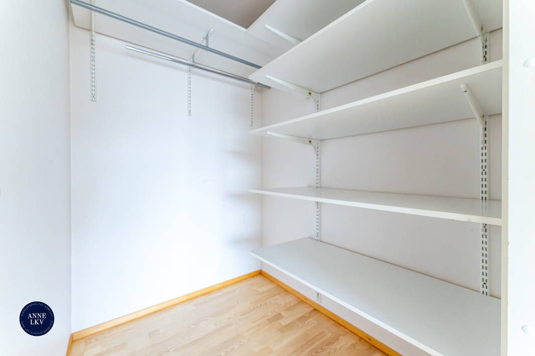 Ison makuuhuoneen yhteydesssä vaatehuone