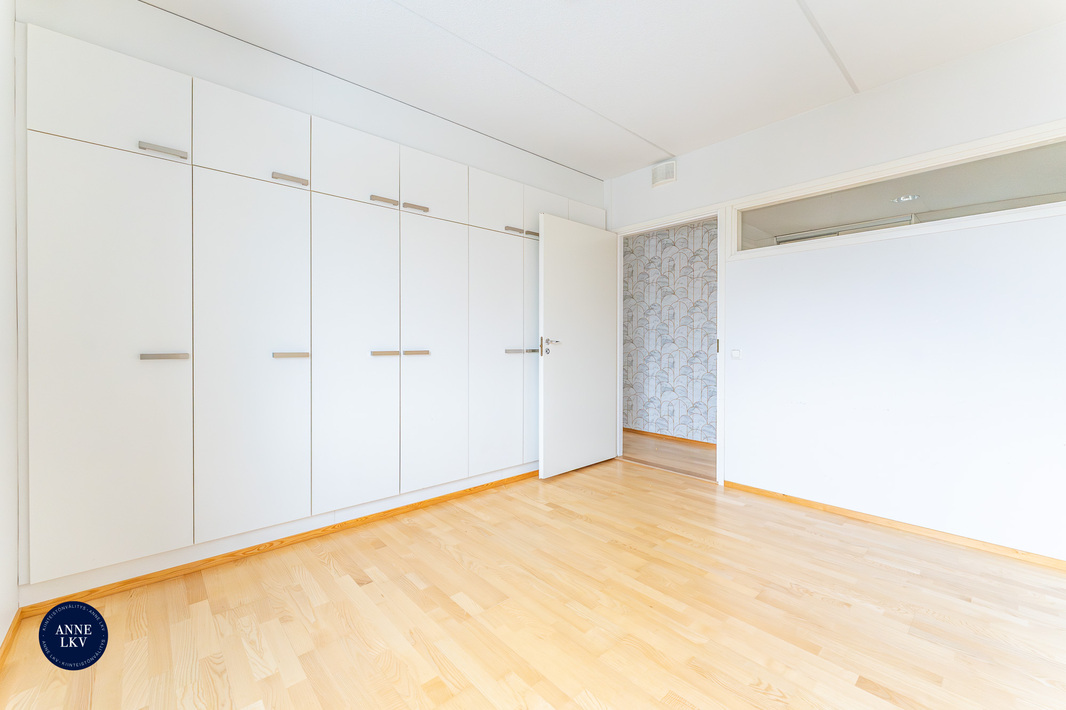 Keltainen makuuhuone