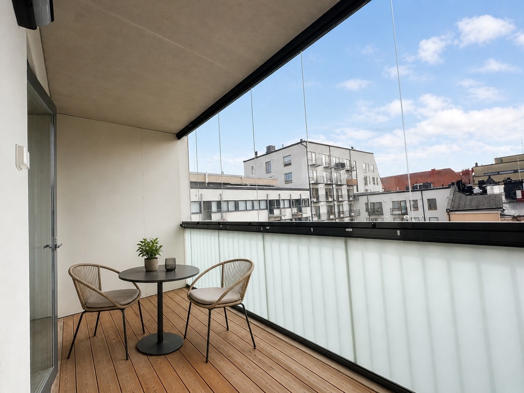 Tilava n. 7,5 m2 eteläparveke