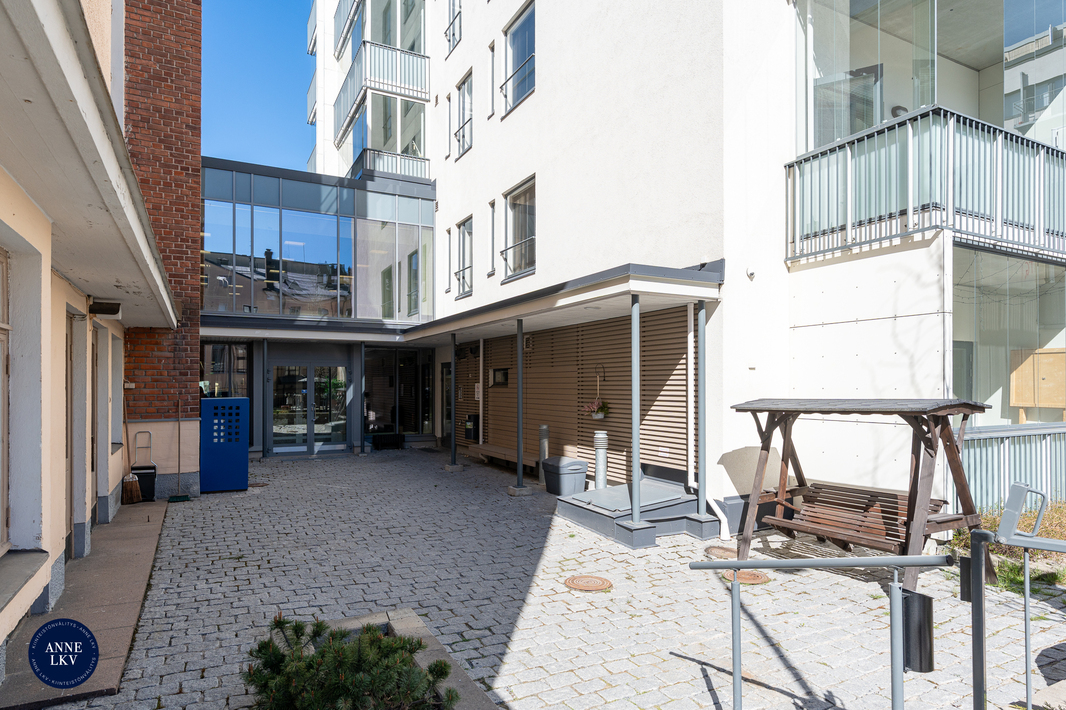 Yhtiön sisäpihan puoleinen sisäänkäynti