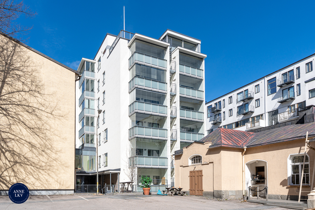 Sisäpihalta näkymä talon etelänpuoleiselle sivulle