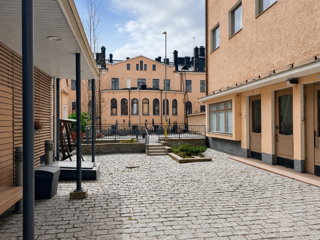 Sisäpihan puoleisen sisäänkäynnin näkymä Yo-talon suuntaan