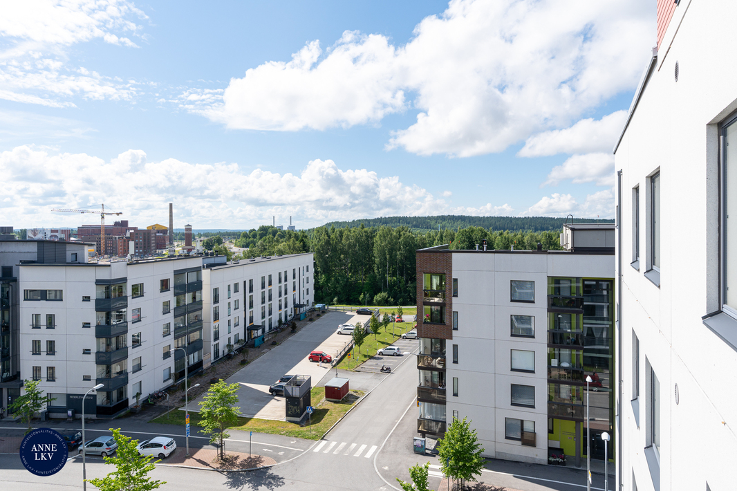 Parvekenäkymä lännen suuntaan