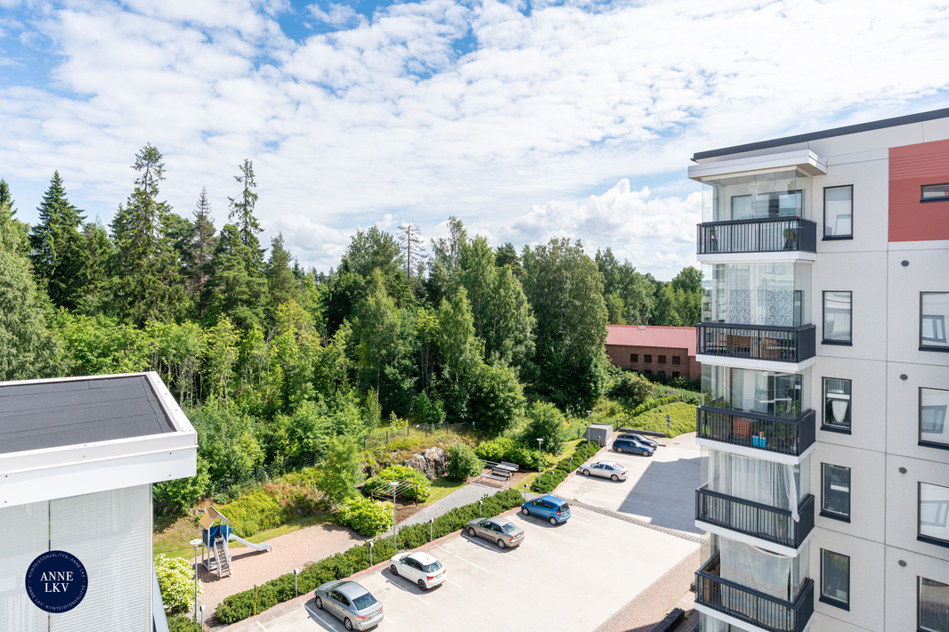 Parvekenäkymä idän suuntaan