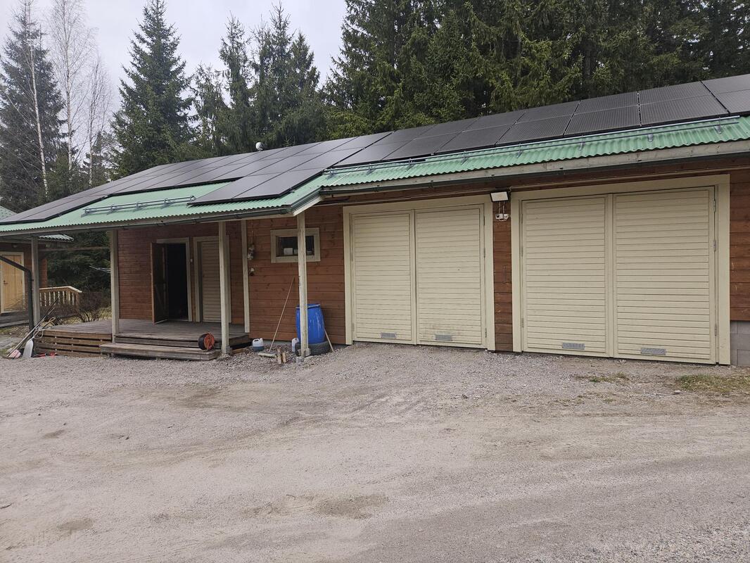 Piharakennuksessa on kahden auton lämmin talli ja kaksi varastoa