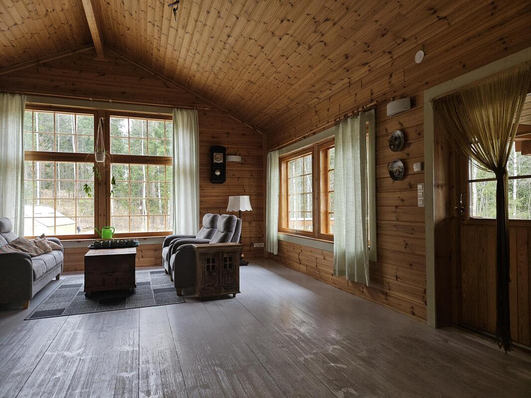 Olohuone on tilava ja korkea