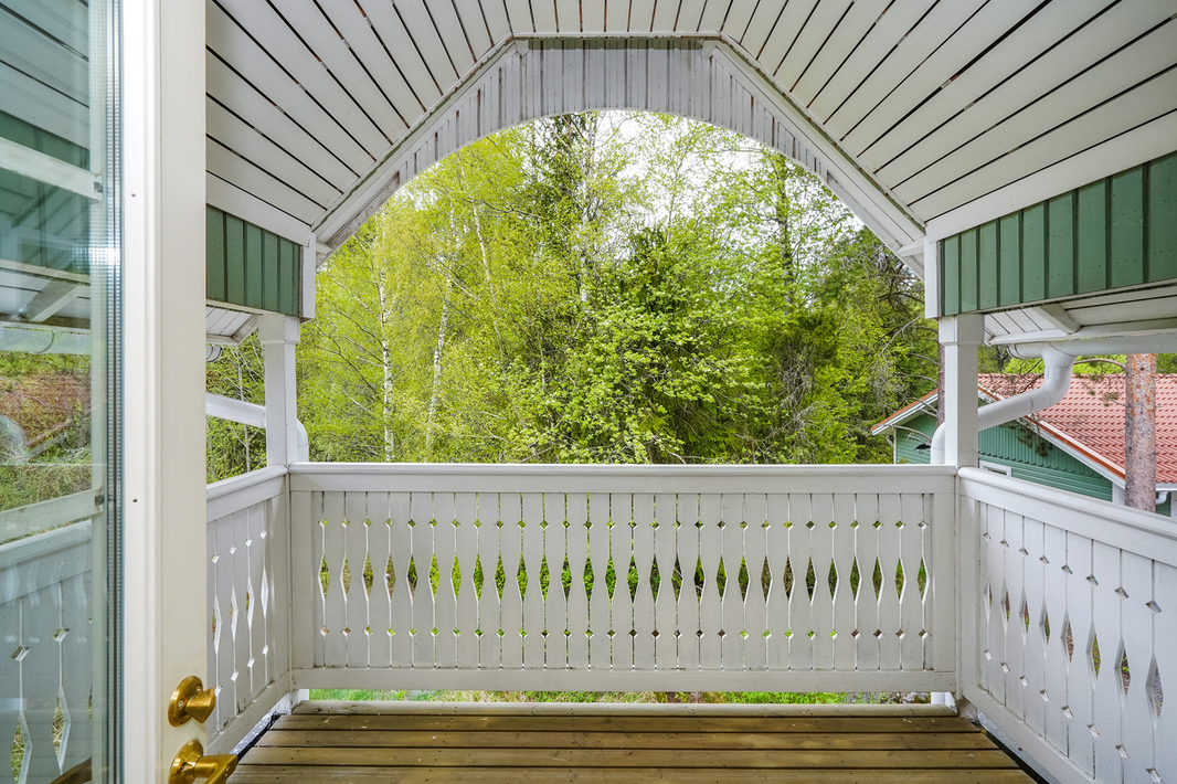 makuuhuoneesta kulku parvekkeelle