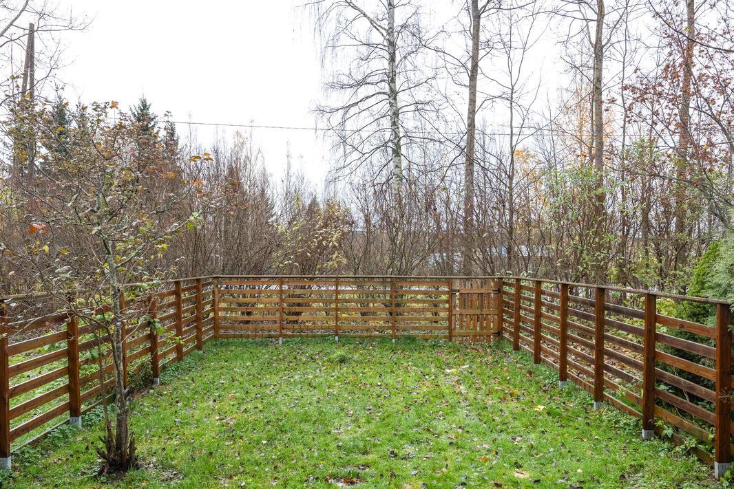 Suojaisa, aidattu takapiha