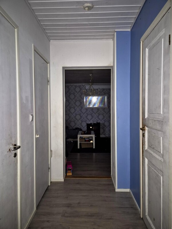 Yläkerrassa kolme makuuhuonetta ja wc