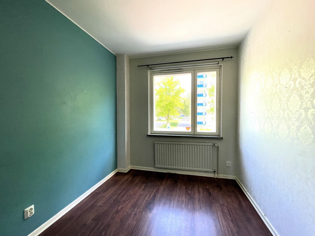 Keittiöstä kulku pienempään makuuhuoneeseen
