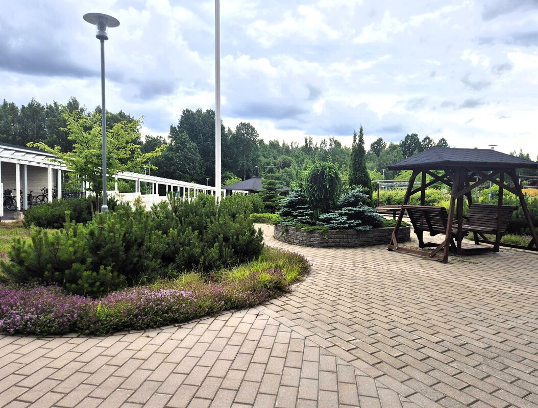 Sisäpihalla viityisiä oleskelualueita