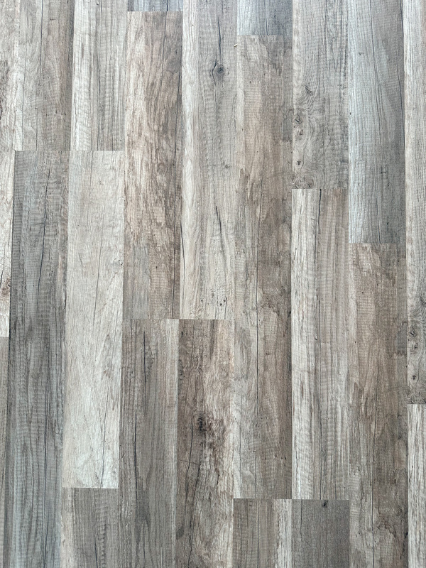 Kaunis tumma lattia tuo kontrastia muuten vaaleaan yleisilmeeseen