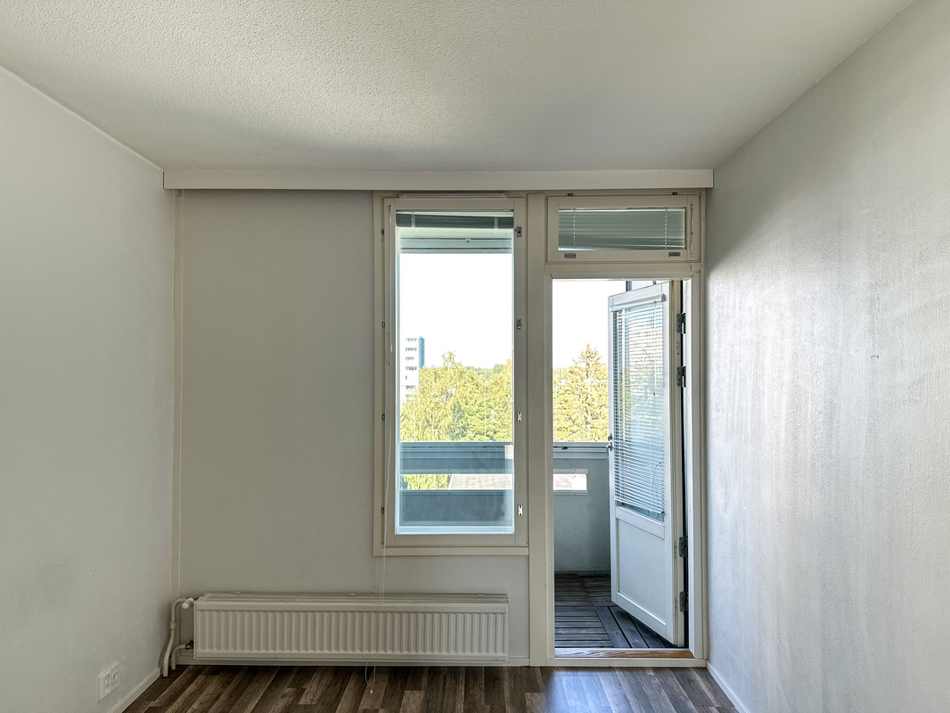 Makuuhuoneesta kulku parvekkeelle