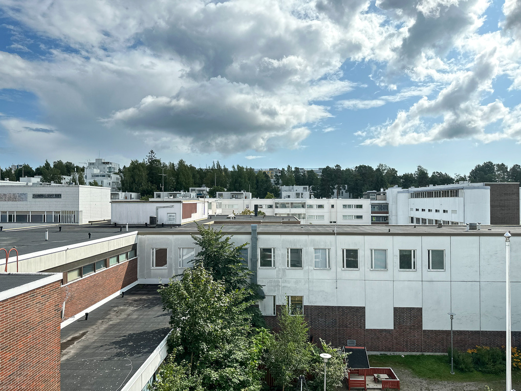 Näkymä parvekkeelta sisäpihalle