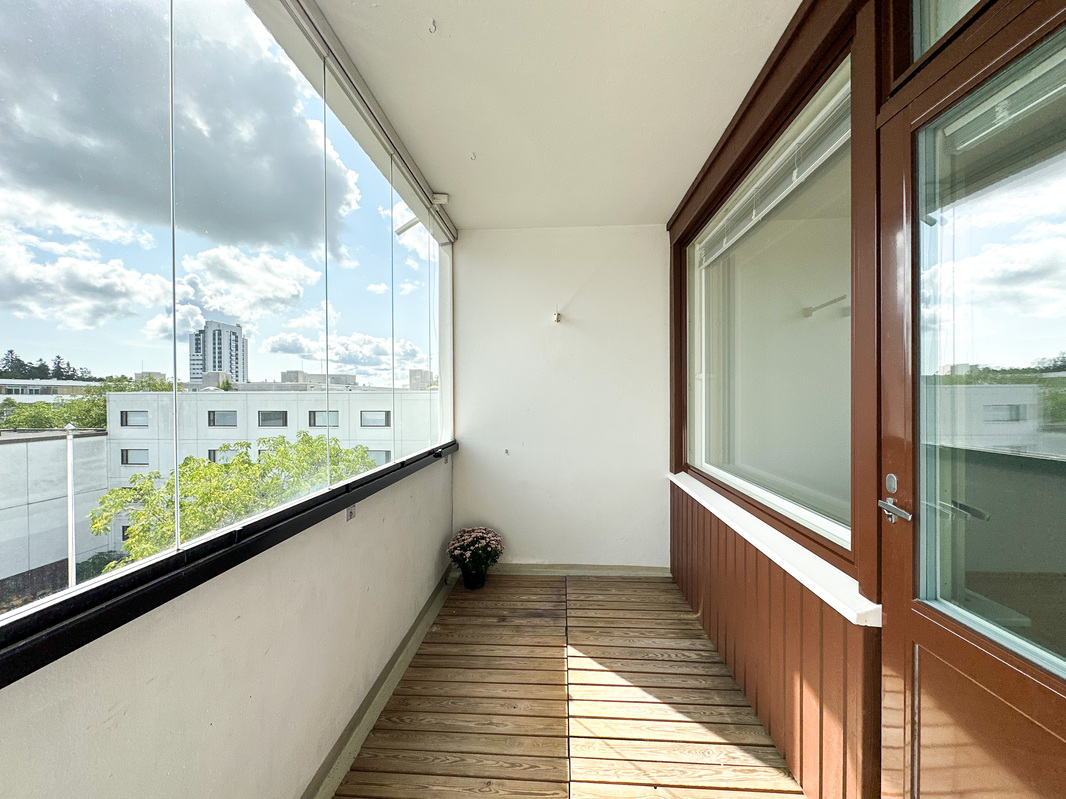 Lasitettu parveke kaakkoon