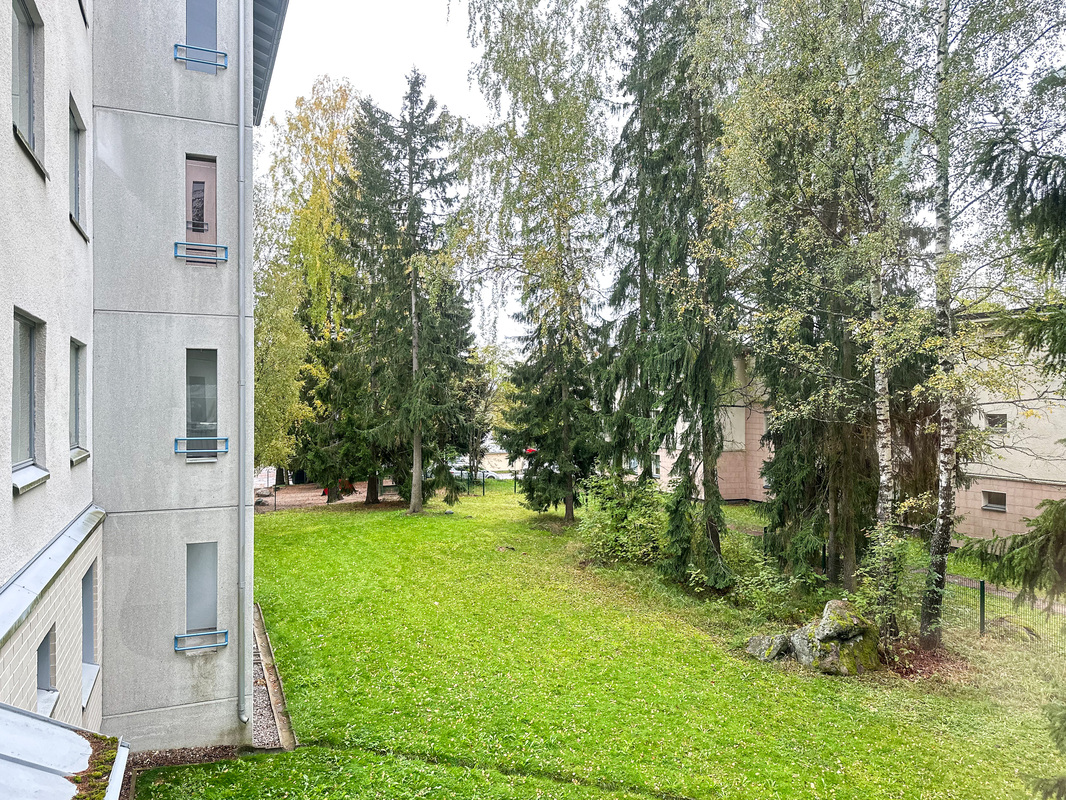 Näkymä parvekkeelta takapihalle