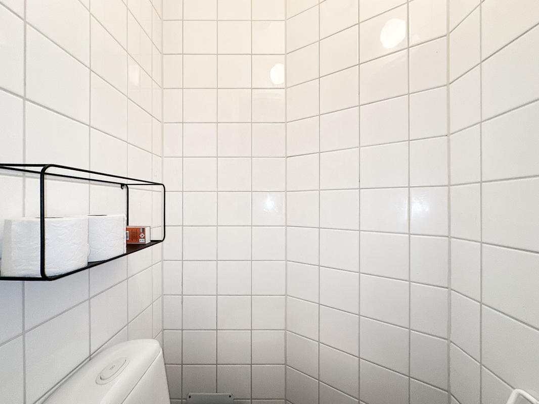 erillinen wc kylpyhuonetta vastapäätä