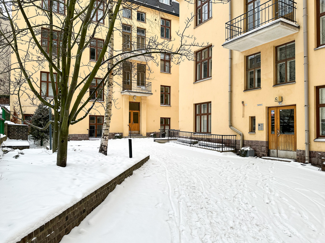 Sisäänkäynti on rauhallisen sisäpihan puolelta.