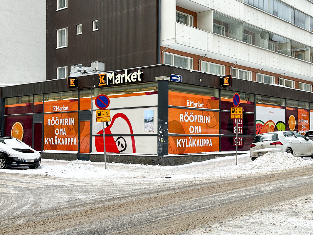 Lähikauppa K-market on aivan vieressä, alueella myös ihania ravintoloita sekä kahviloita