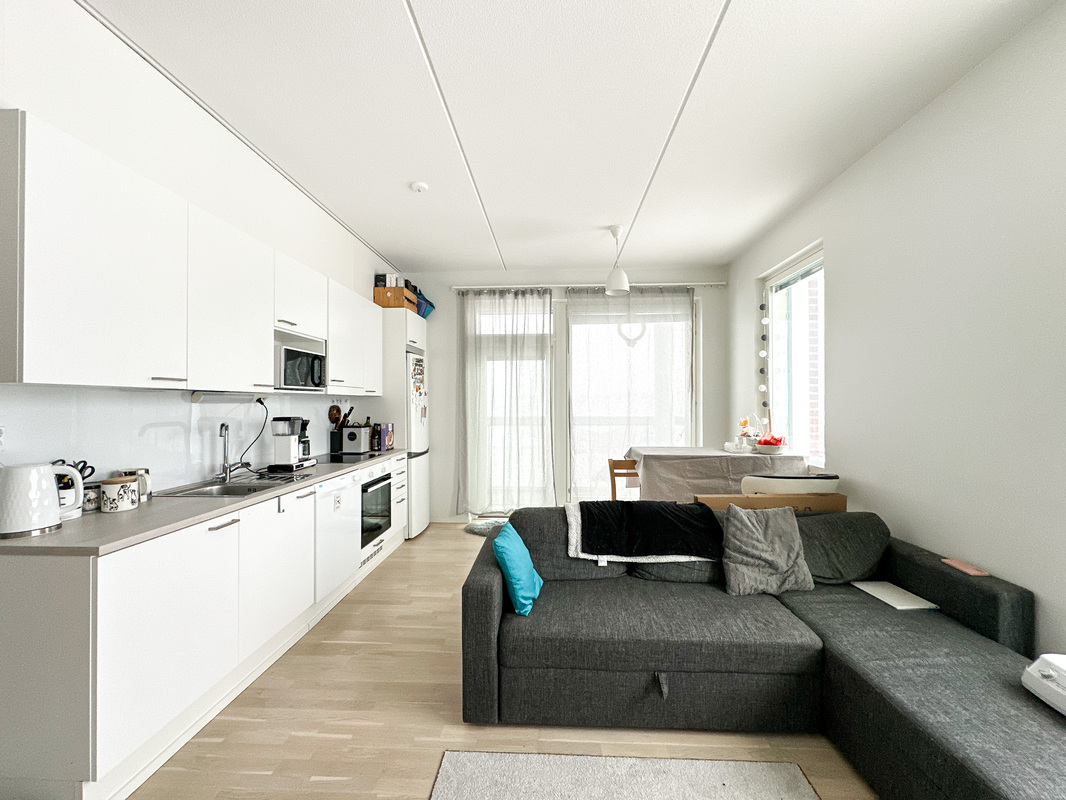 Olohuoneesta kulku lasitetulle parvekkeelle