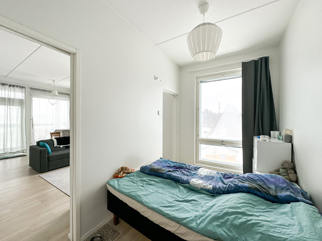 Isommassa makuuhuoneessa kätevät liukuovet