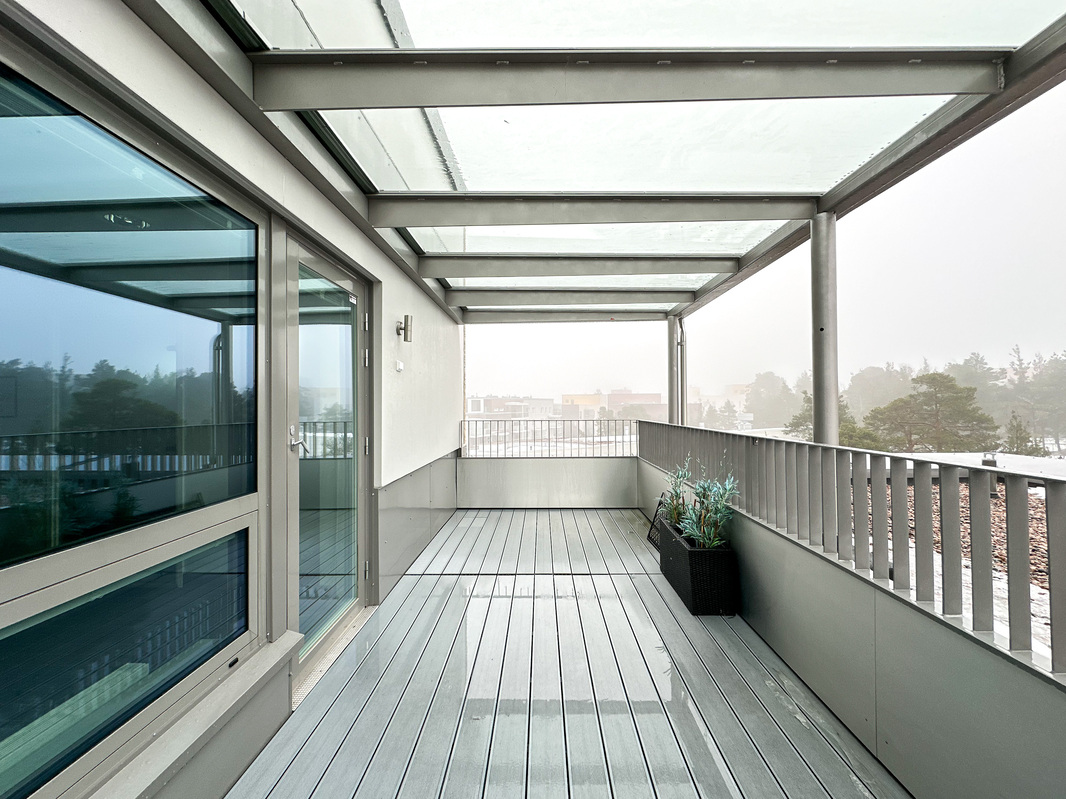 Taloyhtiön saunaosaston parveke