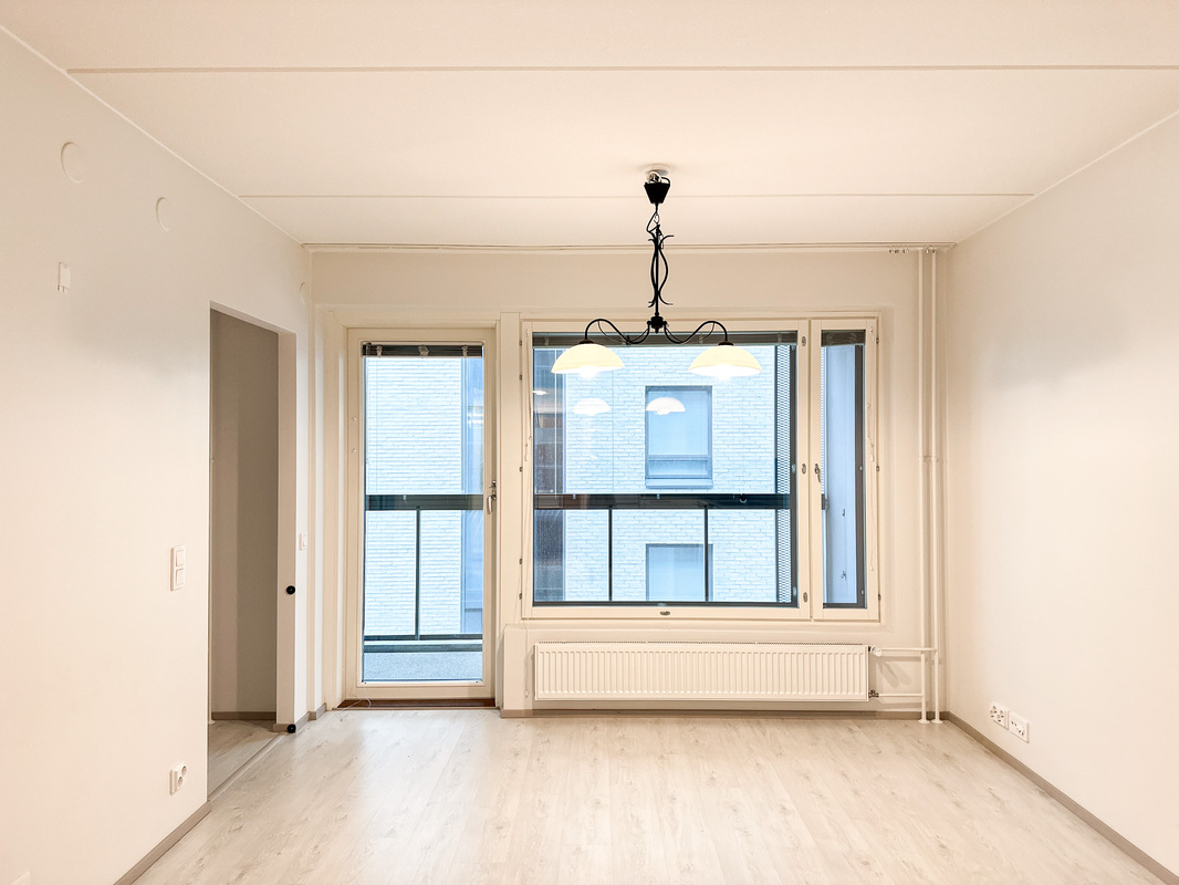 Huoneen jatkeena lasitettu parveke