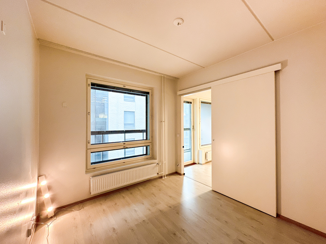 Liukuovi erottelee makuuhuoneen olohuoneesta