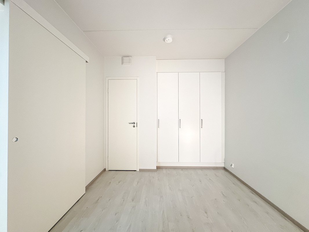 Makuuhuoneen yhteydessä vaatehuone