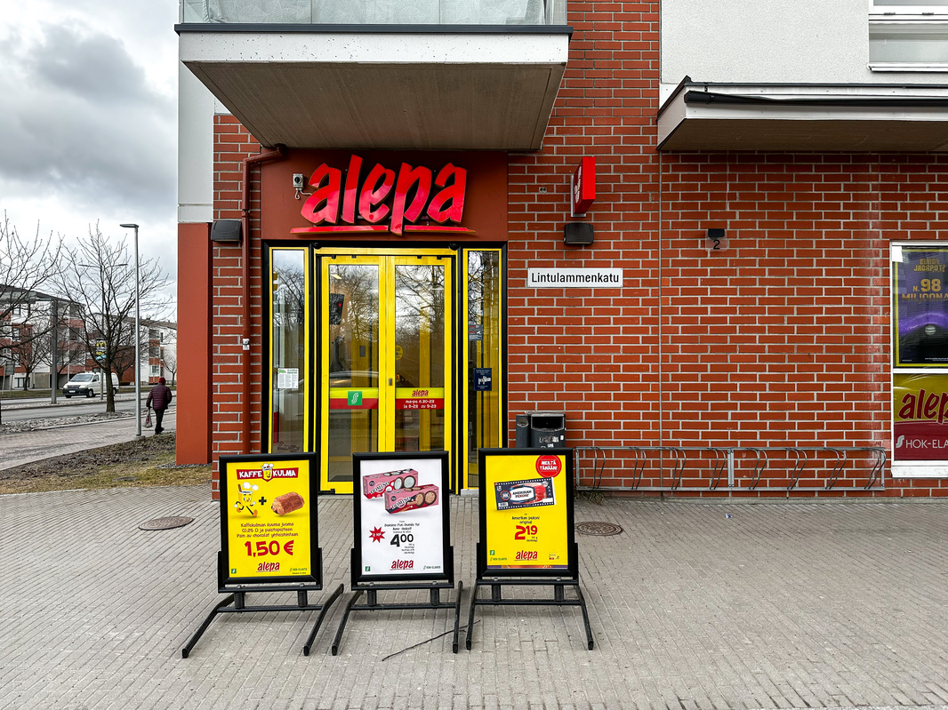 Lähikauppa viereisen talon alakerrassa muutaman askeleen päässä