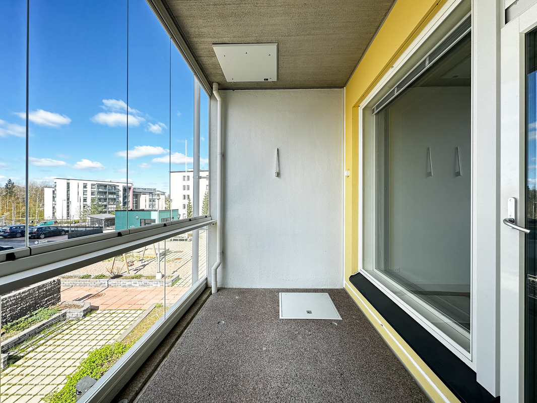 Parveke sisäpihan suuntaan