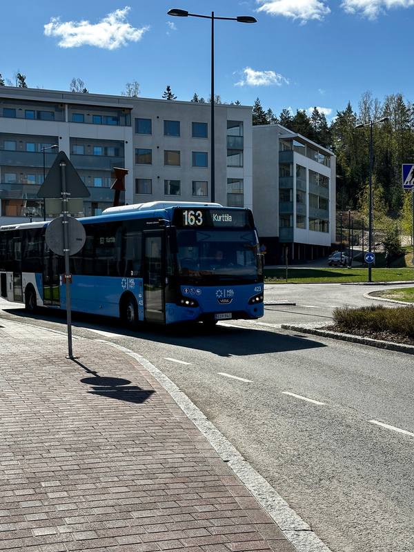 bussipysäkki aivan talon edessä