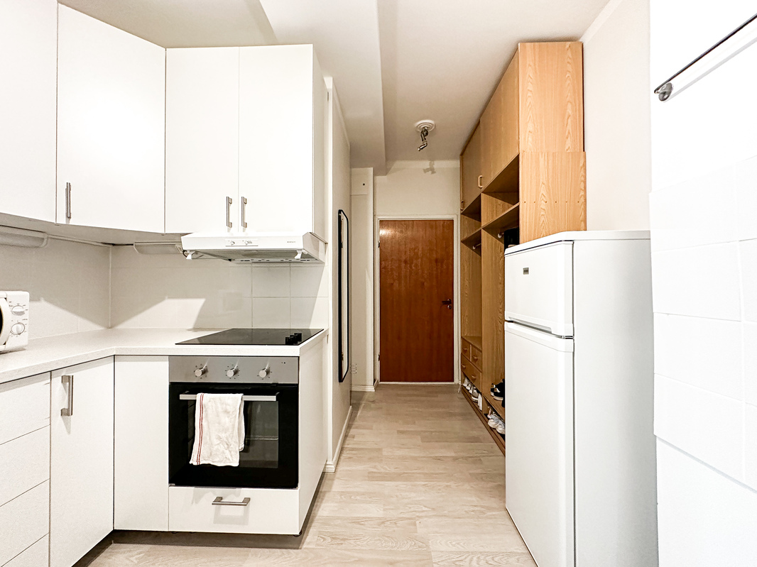 Eteisessä kaappitilaa