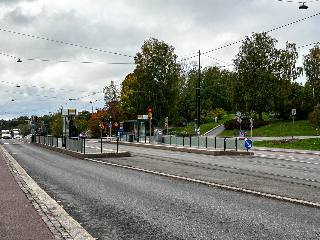 Bussipysäkki sekä ratikkapysäkki aivan vieressä