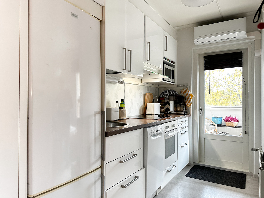 Ilmalämpöpumppu keittiön puolella viilentää asunnon ihanasti kesäaikaan