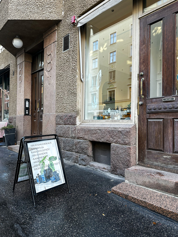 Kampaaja, kauneushoitoka sekä useampia kivijalkaliikkeitä on viereisellä Museokadulla