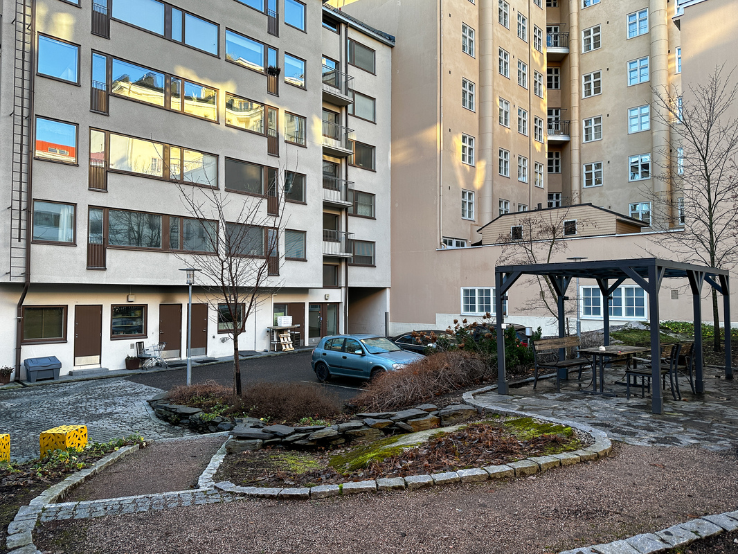 Julkisivu taloyhtiön sisäpihalta