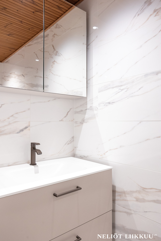 wc 2 kylpyhuoneen yhteydessä