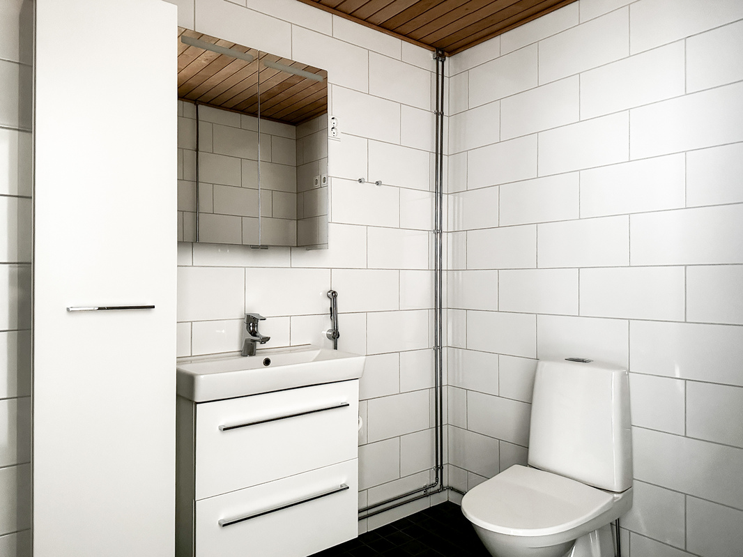 Kylpyhuoneessa myös wc ja hyvin kaappitlaa
