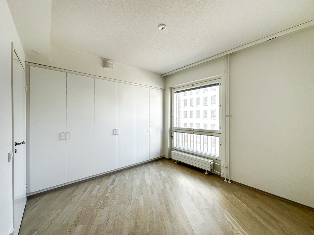 Toisessa makuuhuoneessa hyvin kaappitilaa