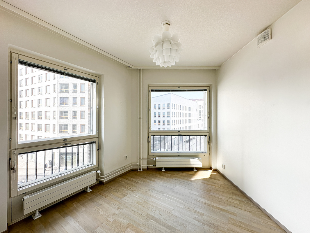 Toinen makuuhuone ihanan valoisa kahden ison ikkunan ansiosta