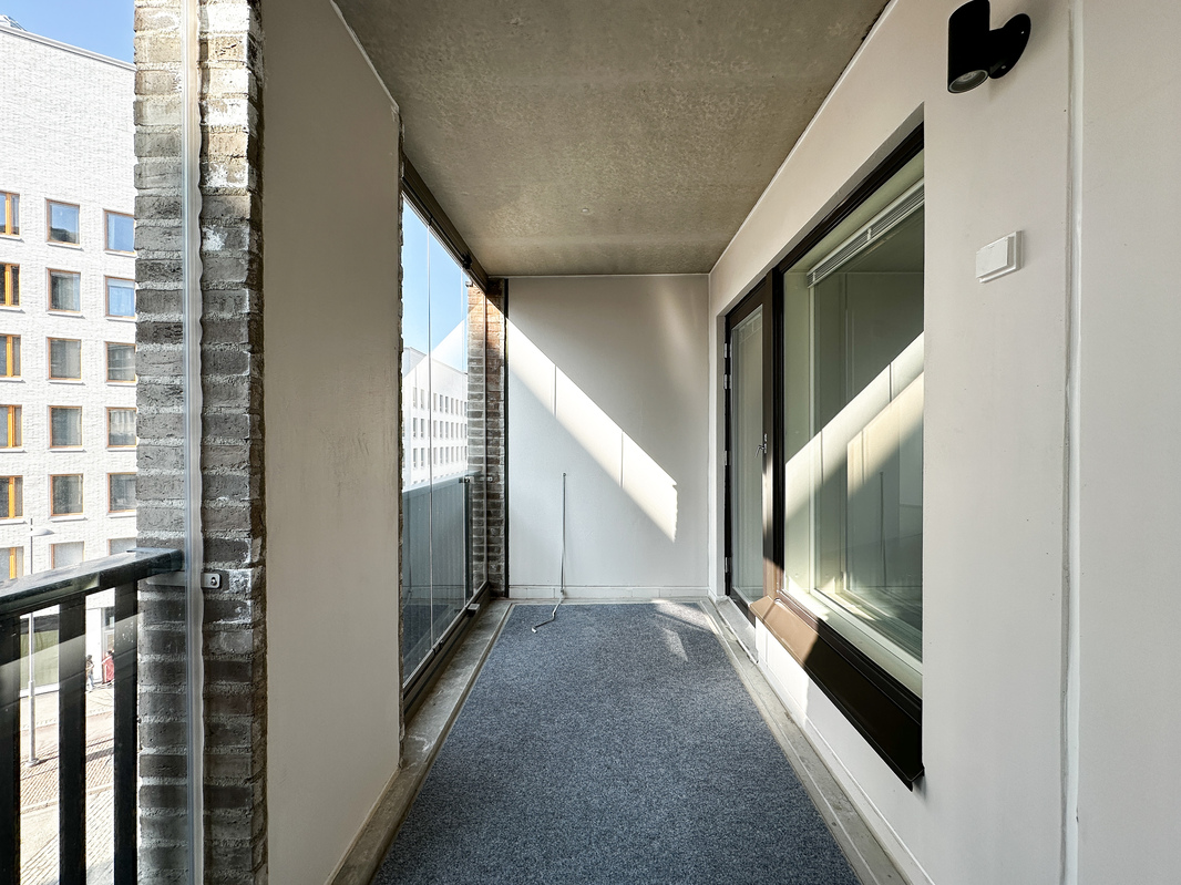 Olohuoneesta kulku lasitetulle parvekkeelle